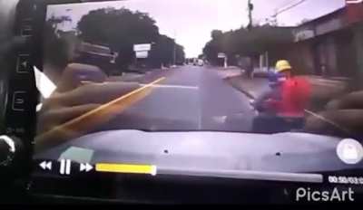 Car runs over robbers right after they attack a woman in the street