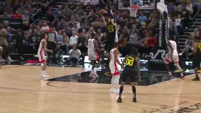 [Highlight] Lauri Markkanen posterizes Jalen Green