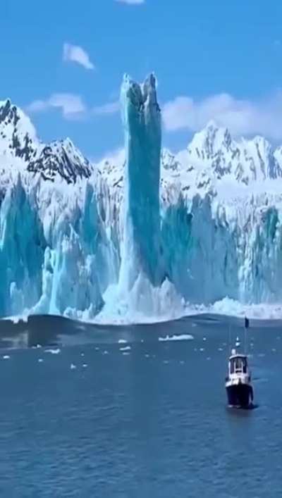 ? When the iceberg falls off the cliff, it sinks due to momentum, but because the density of iceberg is less and the seawater is heavier, the iceberg instantly resurfaces, floats to the surface and continues to rise upward, forming a pillar! Extremely rar