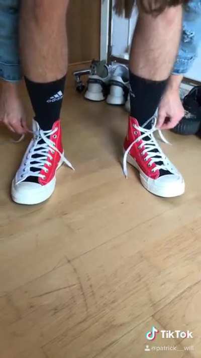 ? Am I the only one to tie my shoes like this? ?