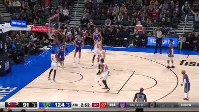 [Highlight] Antetokounmpo with his patent baseline spin and slam!
