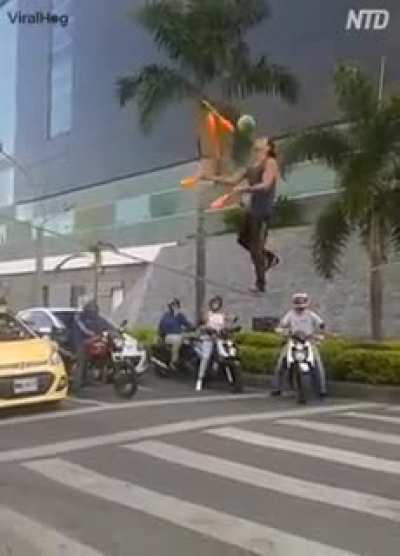 During red light in traffic, This guy pulled off an amazing street show!!