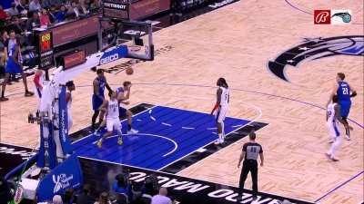 [Highlight] Franz Wagner throws it off the defender's back for the easy two to cut the lead to 23!