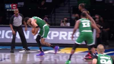 [Highlight] Jayson Tatum gets poked in the eye by Kevin Durant and leaves the game.