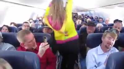 "Crazy" girl dances to Happy on an airplane. So quirky and different ??