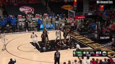 [Highlight] Khris Middleton’s dominant 3rd quarter had Giannis dancing on the sidelines
