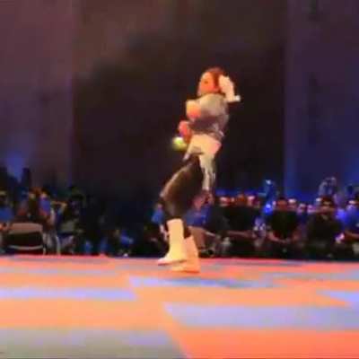 cosplayer reenacts Chun Li's move-set on expo event