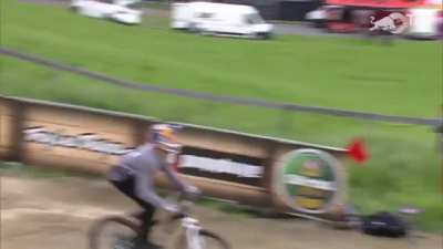 Incredible riding.. the guy is awesome rider