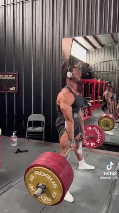Powerlifter deadlifts 500kg/1102.3lbs