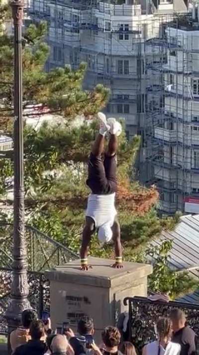 Incredible soccer street performer in Paris