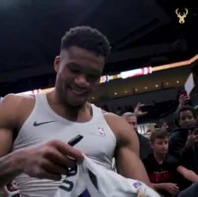 This is why I love Giannis Antetokounmpo. Giving back to his young fans, such a true human being!