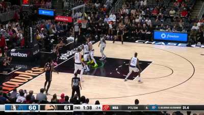 [Highlight] Trae dribbles himself into trouble, and worms his way to the bucket