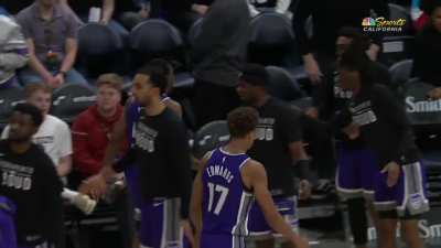 [Highlight] De'Aaron Fox throws the inbounds pass off Walker Kessler's back to himself for the Slam!