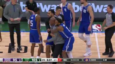 [Highlight] Mike Brown enters the court while screaming "That's a f*cking foul" at the ref and gets ejected!