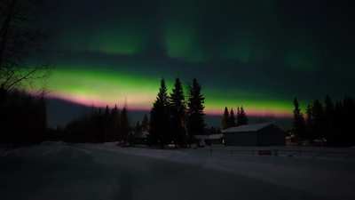 🔥Intense "watermelon aurora" one hour ago in Fairbanks, Alaska