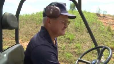 Shooting legend Jerry Miculek pops a balloon 1000 yards away with a S&W 929 9mm revolver