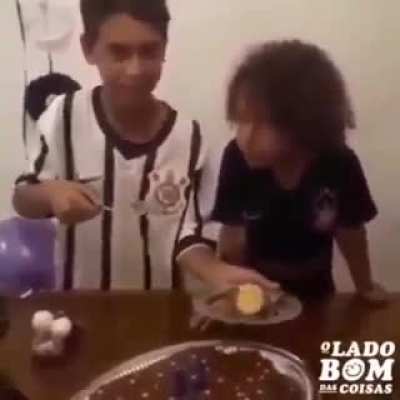 Brazilian tradition says the first slice of your birthday cake goes to the person you love the most, the boy gave it to his brother, who cried in happiness