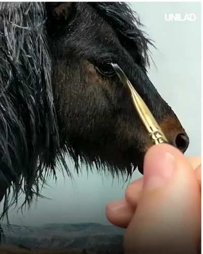 It's amazing to see the smaller details in this artist's paintings - so much work goes into them ??