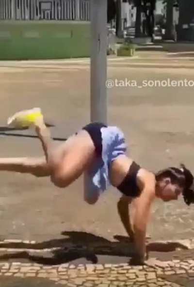 Attention, put your hands on the ground ?