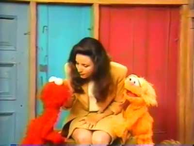 Julia Louis-Dreyfuss accidently swears in front of Elmo in a 1994 "Sesame Street" blooper