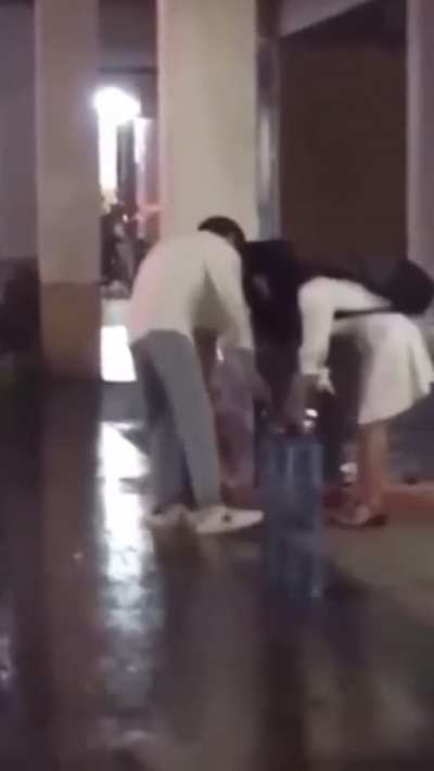 And you say that chivalry does not exist anymore...