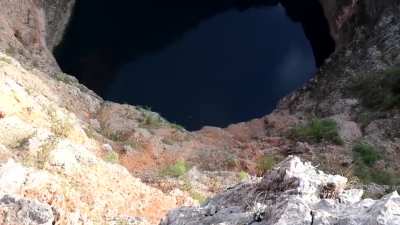 Dropping a big rock in a big hole (Credit: Riede94, on YouTube)