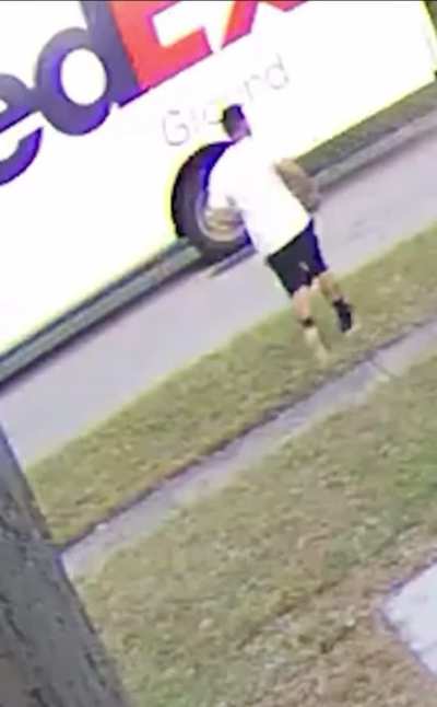 This FedEx guy deserves an award for being observant