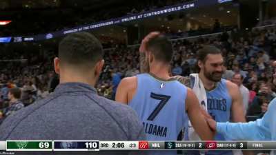 [Highlight] Bobby Portis fury swipes Santi Aldama fighting for the rebound and the play gets reviewed for a flagrant 1 foul, Aldama shows off the battle scars after the fact