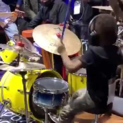 The band had to stop and let him flex ???