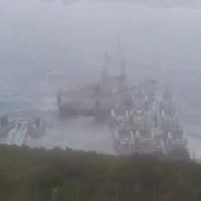 A dry dock torn off its moorings by the typhoon Maysak is battering the ships of the Russian Navy 03.09.2020