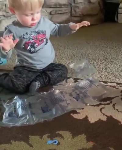 Truly Big Brain way of Popping Bubble Wrap
