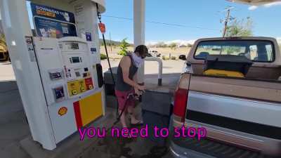 Meaning of stupidity and stubbornness: put gasoline in a plastic bag