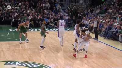 [Highlight] Jae Crowder puts some extra mustard on his screen to force an offensive foul on the Kelly Oubre hand-off
