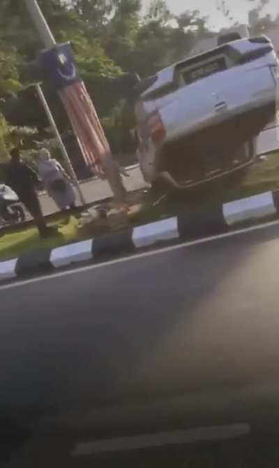 to ride and film an accident