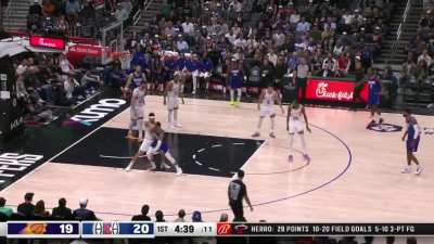 [Highlight] Russell Westbrook hits the shot over Devin Booker and rocks the baby
