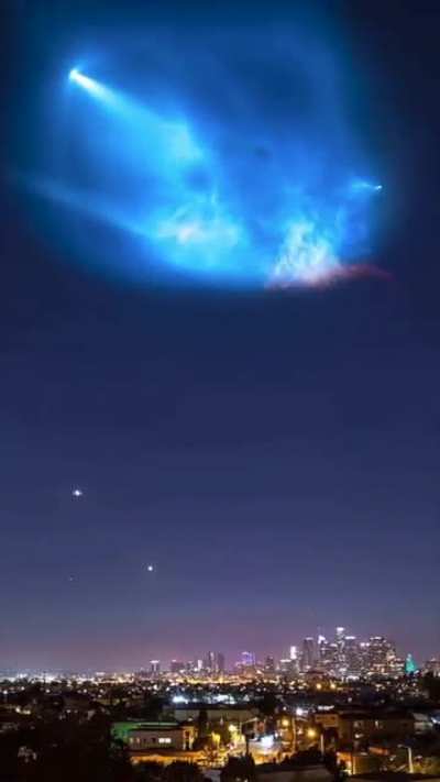 A twilight phenomenon is produced when exhaust particles from propellant left in the vapor trail of a spaceship condense, freeze, and then expand in the less dense upper atmosphere. The exhaust plume is then illuminated by high altitude sunlight.