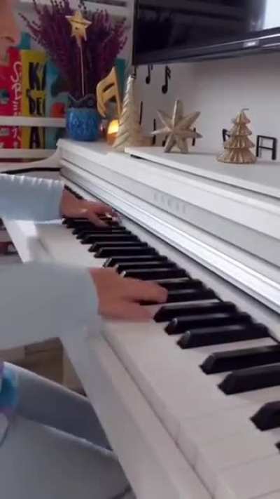 7-year-old pianist & composer İpek Nisa Göker, who is blind, beautifully plays 'Mariage d'Amour' aka 'Chopin's Spring Waltz'