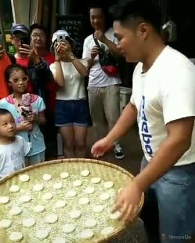 Art of handling rice cakes on a tray