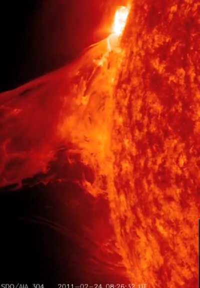 Giant Solar Flare Erupting