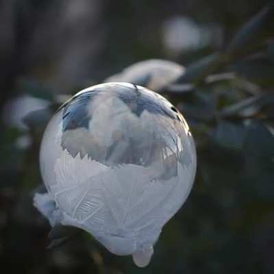 Soap bubble freezing in real time