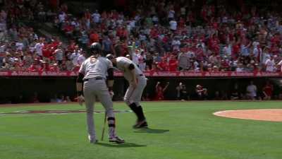 [Highlight] Brandon Belt attempts to score on errant throw, appears to be hurt.