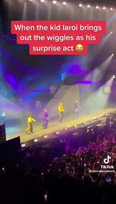 Australian rapper surprises crowd with The Wiggles