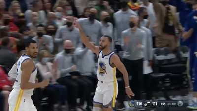 [Highlight] Curry comes off the screen and drills the clutch triple to push the Warriors lead back out to 5 with 1:25 remaining