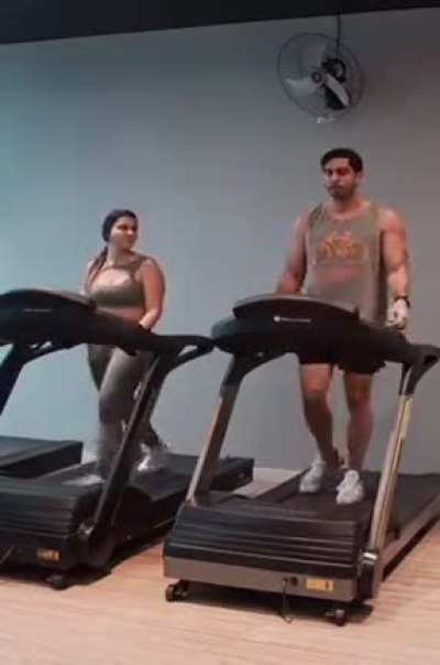 How To Get A Woman's Attention In The Gym