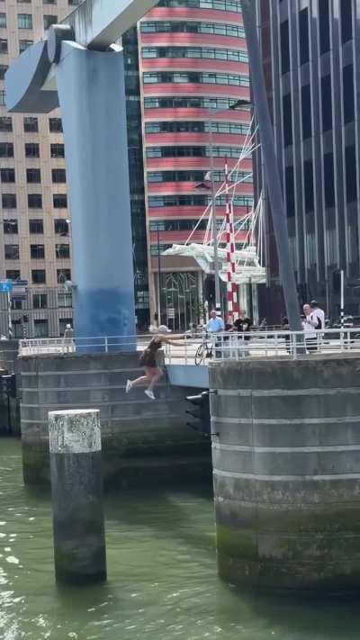 Woman jumps from a bridge to a pillar and back again ?