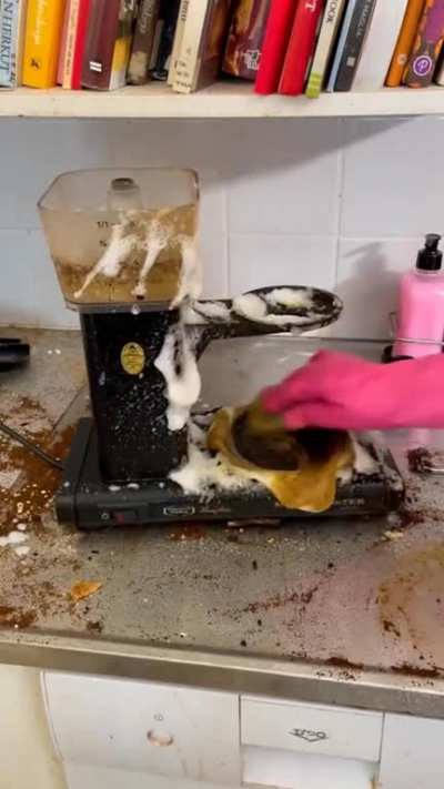 This woman helps people in need to clean their house so that they can "break the cycle"