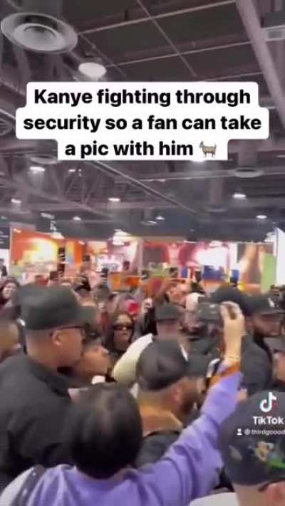 Kanye West fights through crowd to take a picture with fan ?
