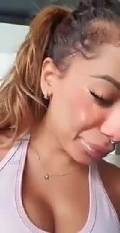 Anitta's neighbor listening to "Roots, Bloody Roots" by Sepultura