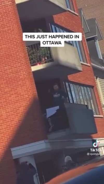 Ottawa's "Balcony Man" addresses convoy participants - 2/16/22