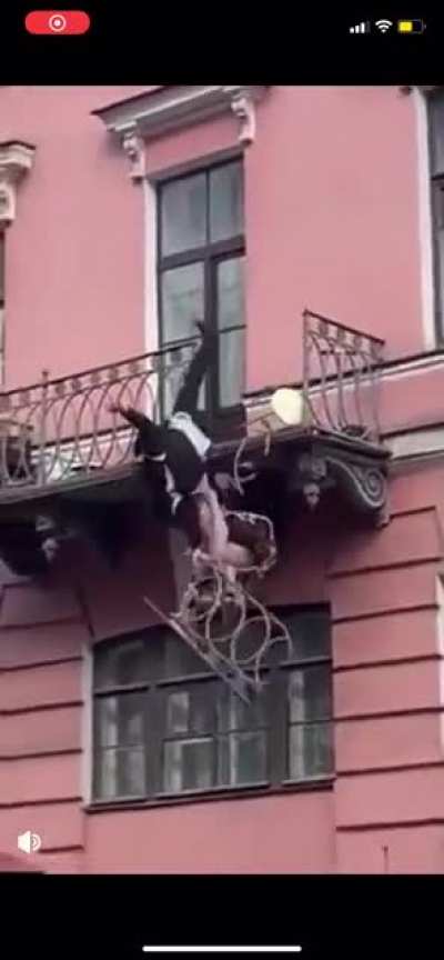 Fighting on a rickety balcony ?